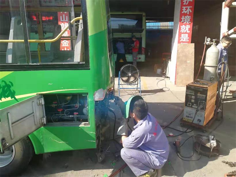鈑金工，修復(fù)車身.jpg